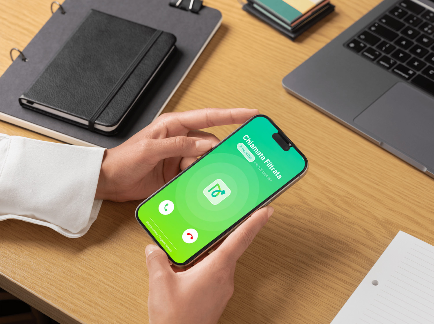 Mani che tengono uno smartphone con una chiamata filtrata da Devia